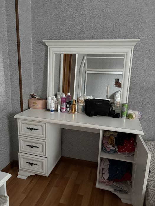 Спальная кровать вместе с тумбочкой и туалетным столиком