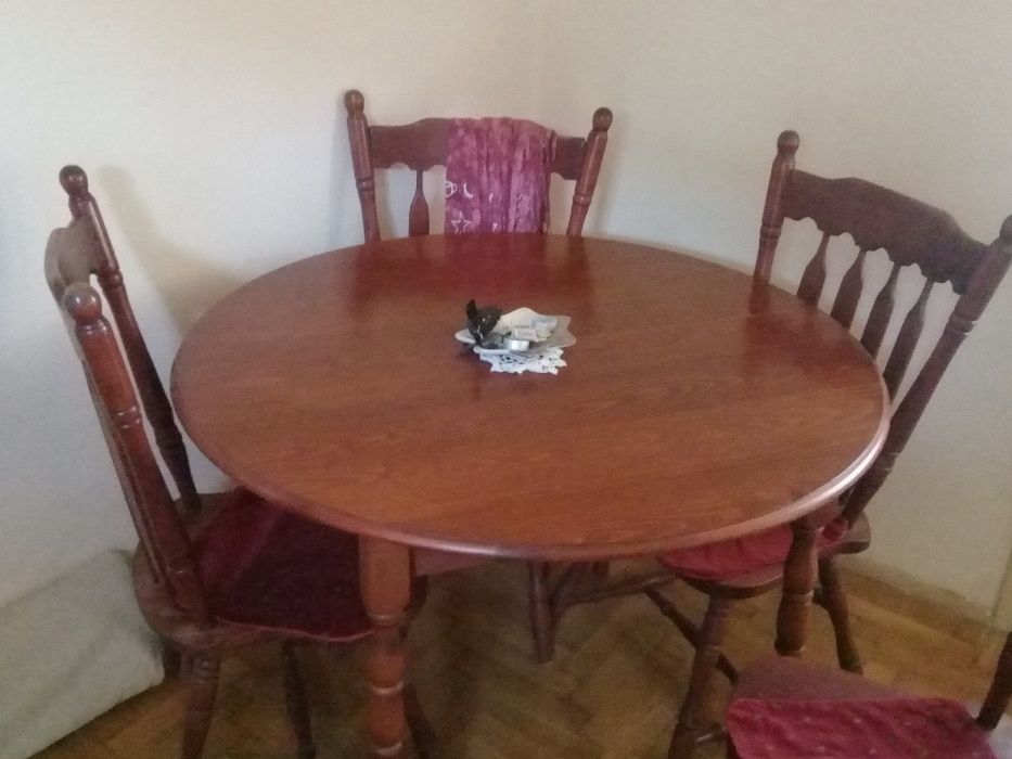 Masa cu patru scaune din lemn pentru sufragerie