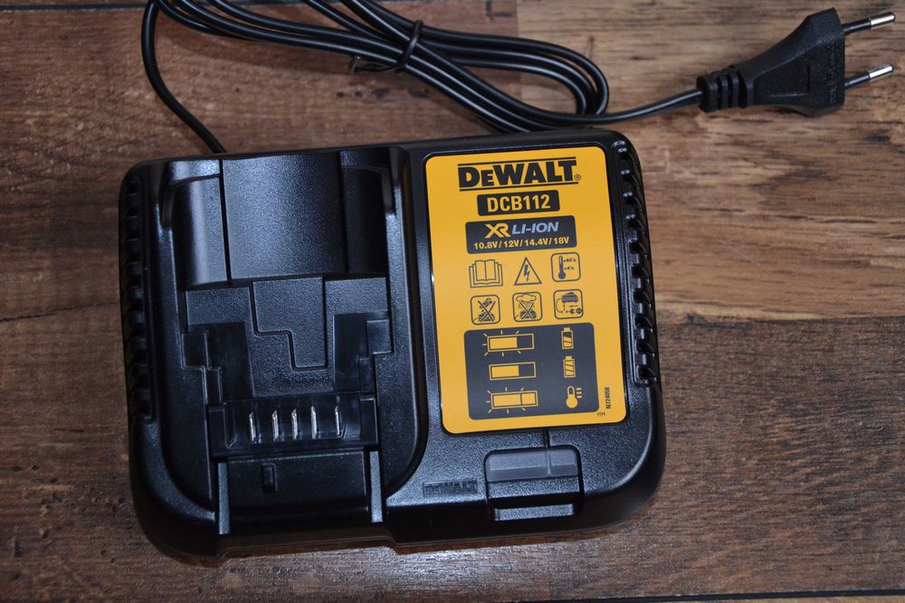 Оригинално зарядно De WALT