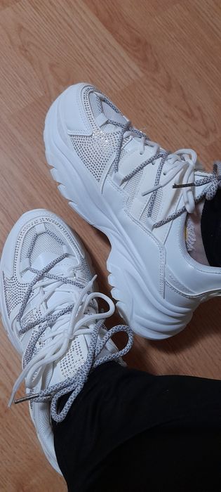 Бели маратонки  обувани веднъж