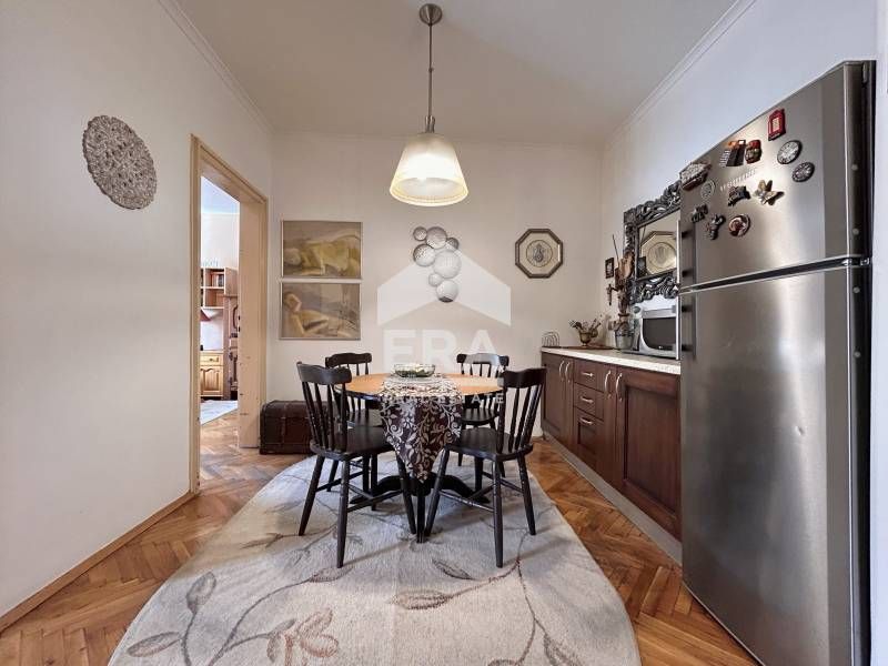 Дава се под наем Тристаен апартамент в София, Център - 70 кв.м за 700 € - Снимка #2