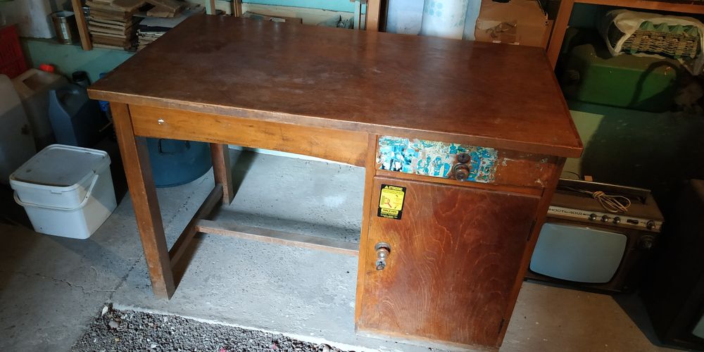 Старо бюро от масивен материал