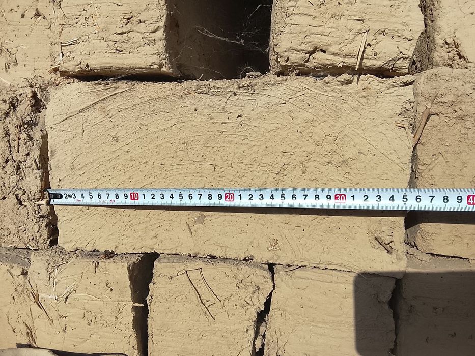 Hom gisht kotasdan uyda quyilgan