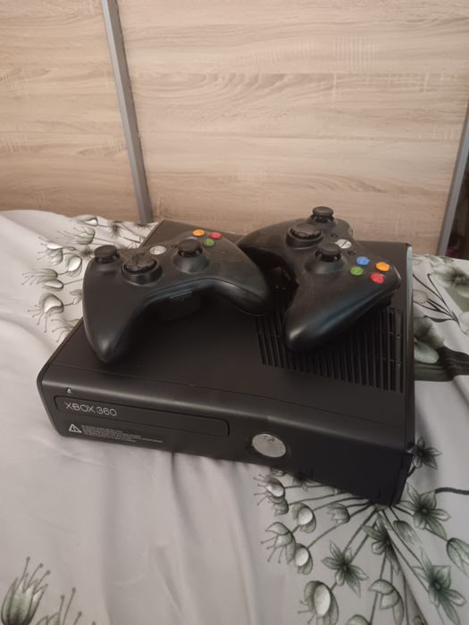Vând xbox 360 , jocuri, sursa și 2 console