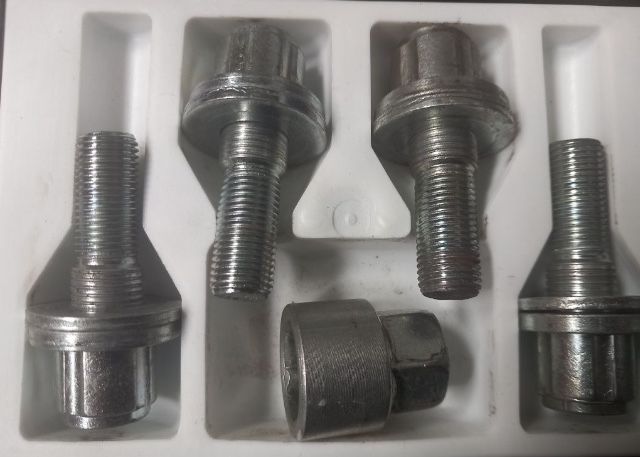 Комплект Секретни болтове с шайба за лети джанти пежо, ситроен