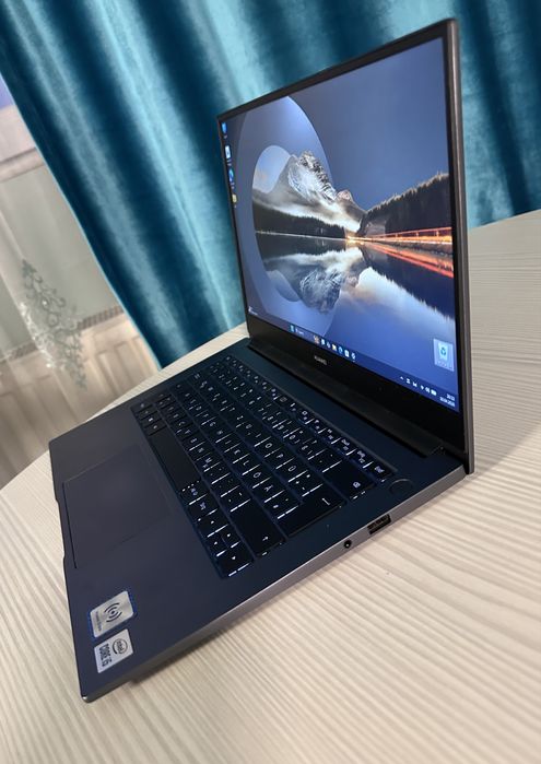 Laptop Huawei • Intel Core i5 - 8Gb RAM - SSD240 - taste iluminate - aluminiu