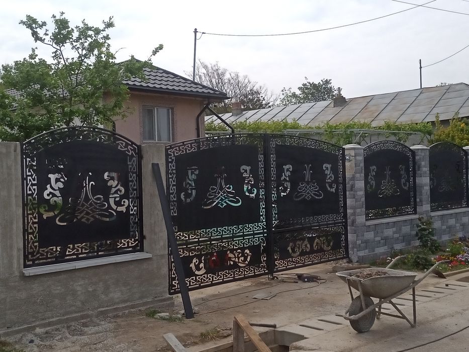 Porți moderne jaluzea, fier forjat, tabla decupată