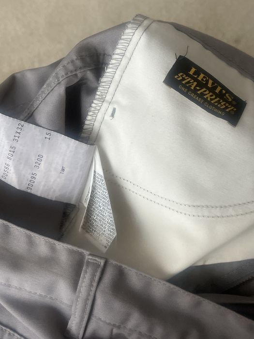 Pantaloni de stofa levis