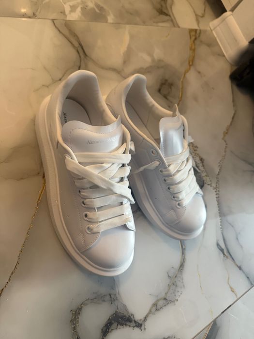 Vând adisasi Alexander McQueen