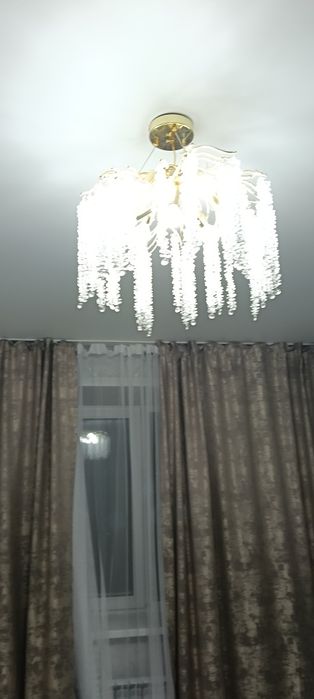Продам люстру  с лампочками