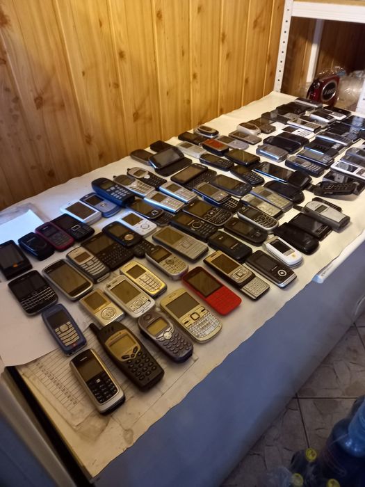 Vând/schimb 200 telefoane vechi Nokia, Samsung, Sony, Sony Ericsson,LG, Blackberry