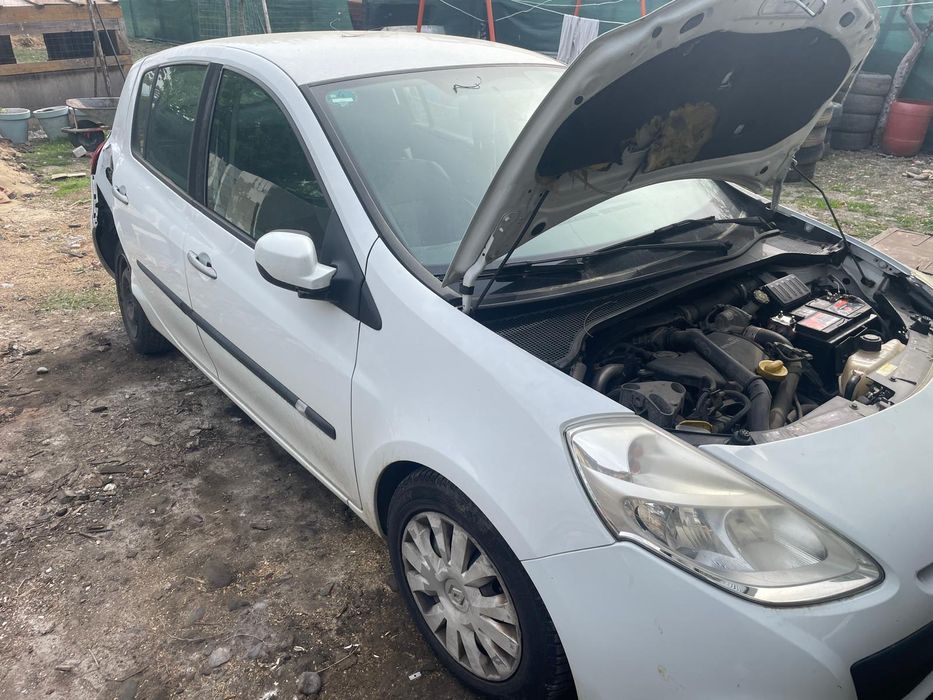 Dezmembrez renault clio
