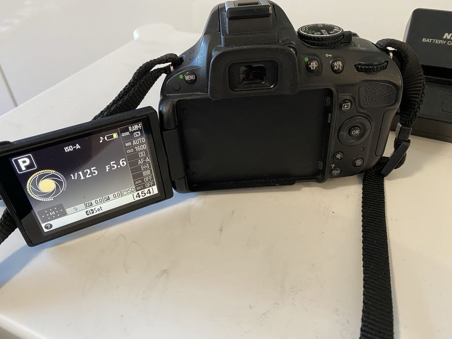 Nikon D5100 с китов обектив и аксесоари