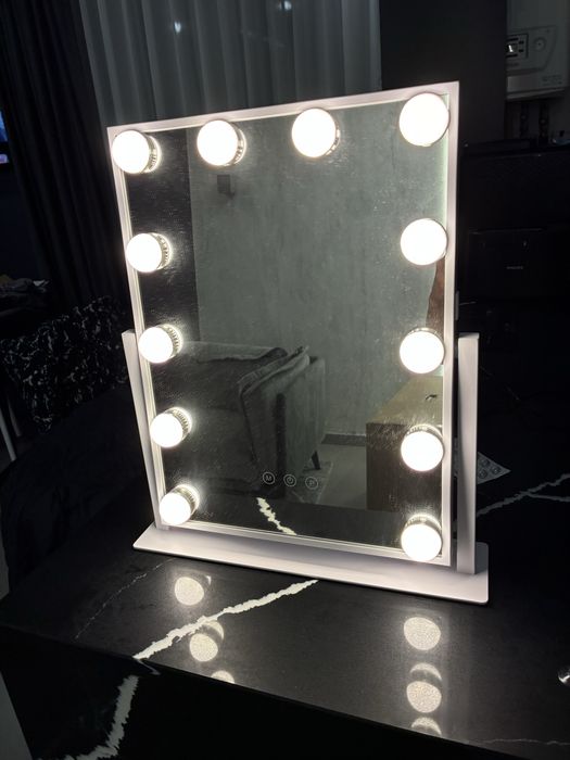 200lei oglindă machiaj   cu LED si lupa-uri