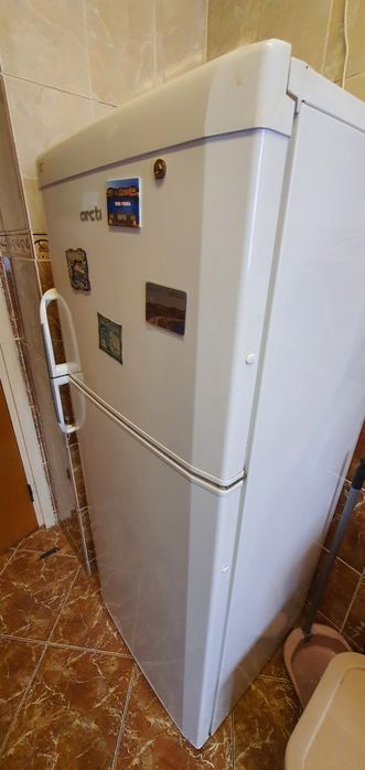 Vând frigider Artic+ cu două uși