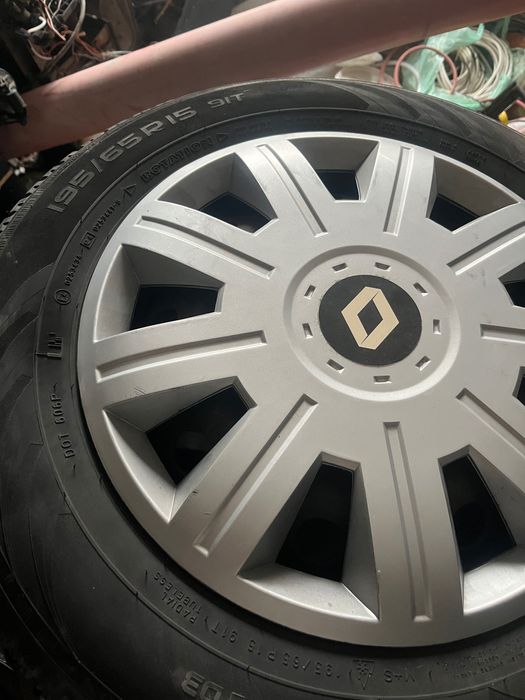 4 зимни гуми 195/65 15 + железни  джанти комплект в добро състояние.