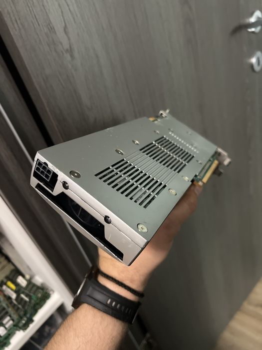 Vând placa Nvidia QUADRO fx4800 defecta!