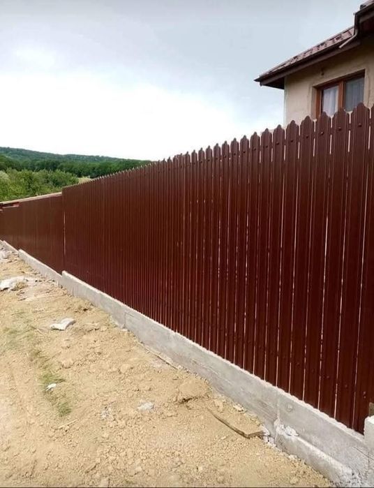 Realizăm garduri din șipcă metalică