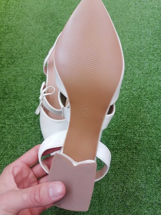 Бели обувки на нисък ток - чисто нови