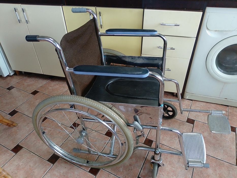 Vând scaun cu rotile(fotoliu rulant pentru pers.cu dizabilități)recond