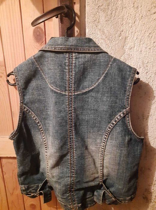 Маркови и качествени дамски дънкови елеци и яке