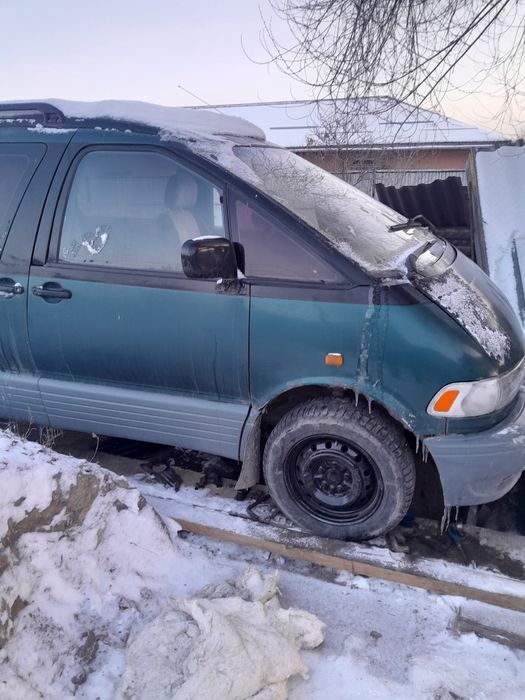 Машина Toyota Previa