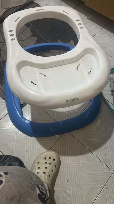 Отдам даром шезлонг и ходунки