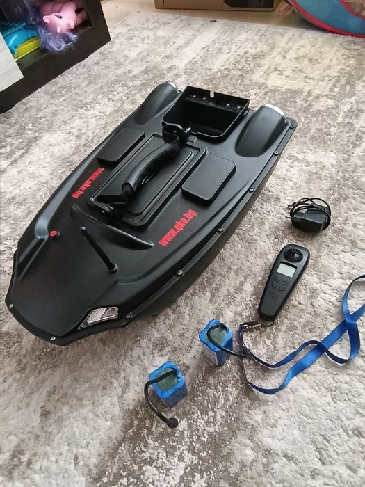 Лодка за захранка Kaтамаран V888 GPS 40 Точки