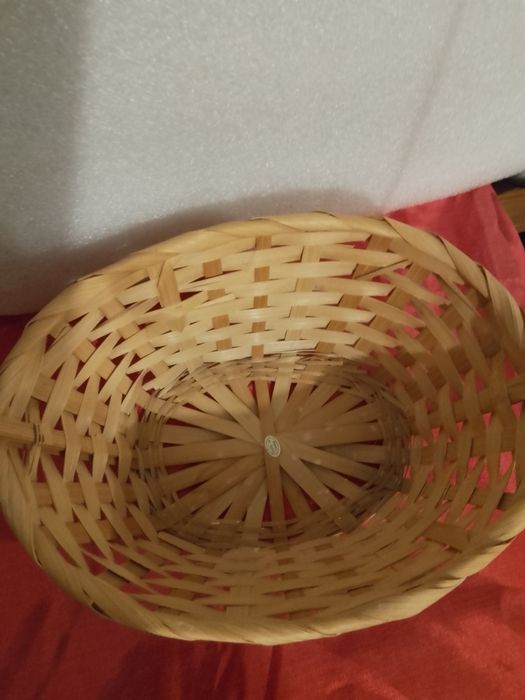 Различни плетени кошници и панери