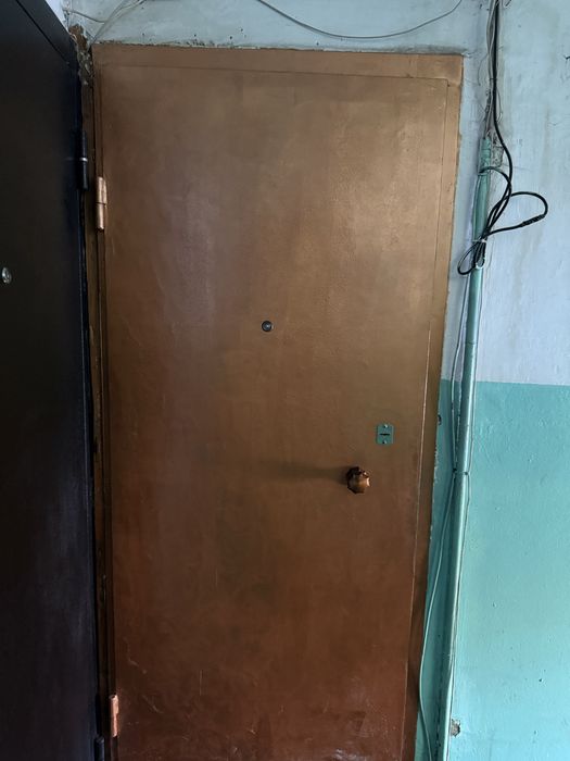 Продается дверь железный и батарея