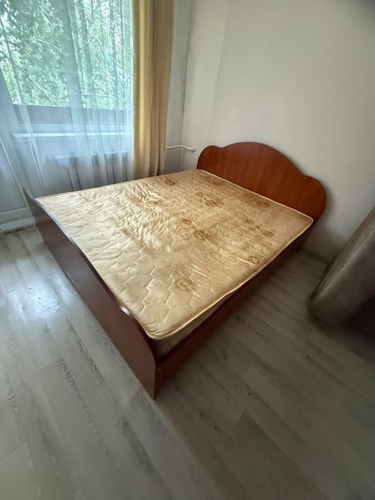 Продам двухспальный кровать срочно 10 000 тенге размер 160/200