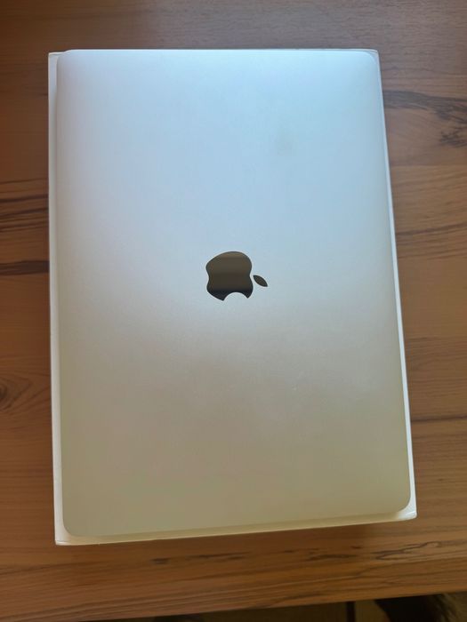 MacBook Air 13” 2020 Intel i3 | 8GB RAM | 256GB | Кутия + аксесоари