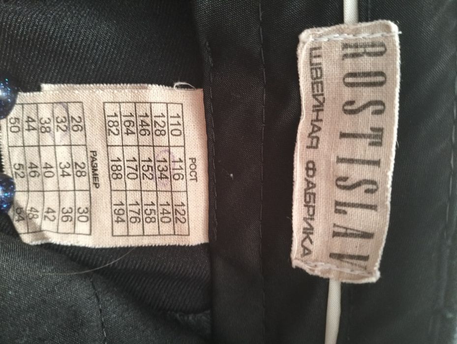 Продам костюм серого цвета.