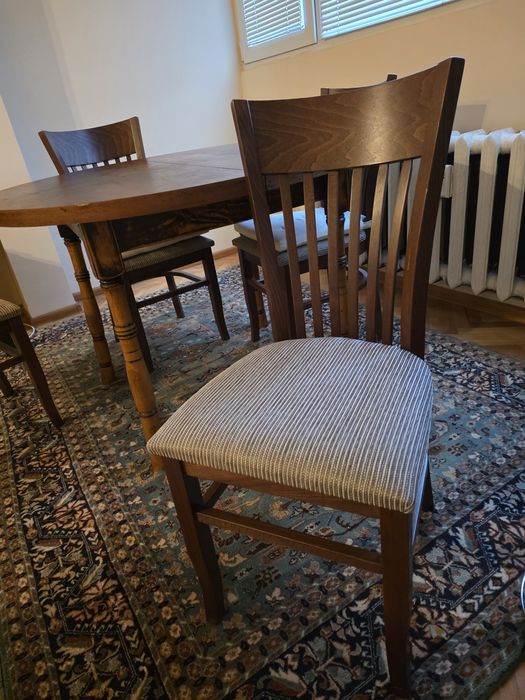 Продавам  разтегателна масивна трапезарна маса с 4 стола