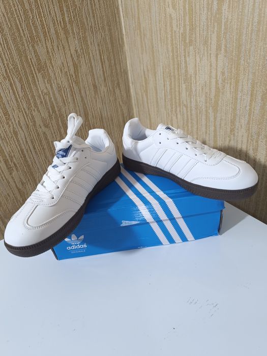 Женские кроссовки