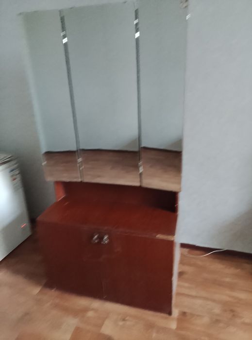 Зеркало с тумбочкой