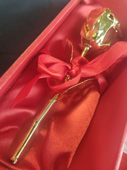 Trandafir natural lasat in aur de 24K. Un cadou  special, greu de egalat pentru o persoana foarte speciala.