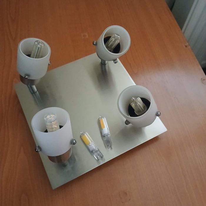 Vând aplica aluminiu cu becuri super economice