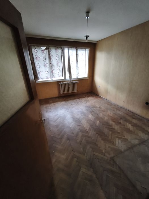 Продавам 50  кв.м.  буков паркет