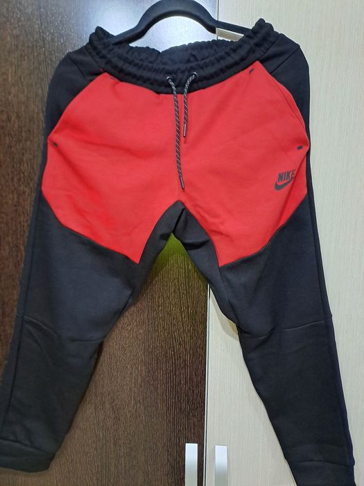 Nike tech            roșu,negru