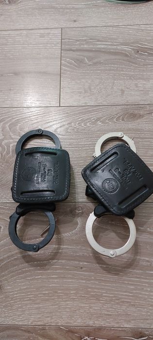 Catuse originale de Politie Anglia cu suportul din piele