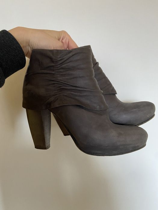 Дамски боти и летни, отворени обувки на ток.