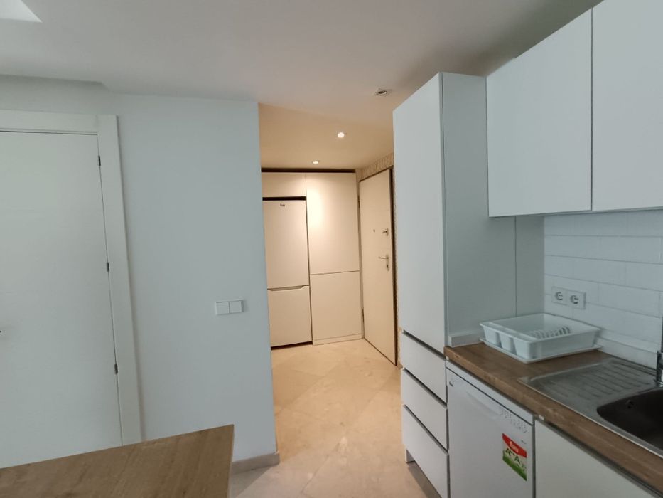 Închiriez apartament cu 2 camere