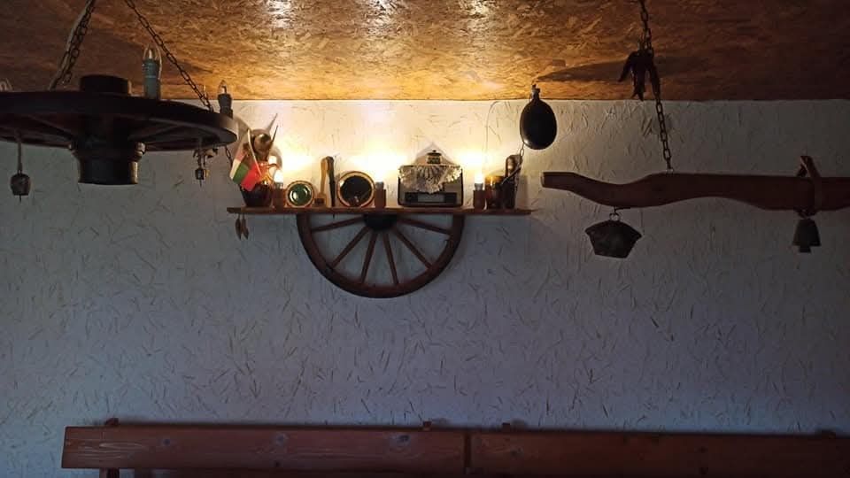 Рафт лампи с  колела от каруца с ръчно изработени дървени чашки