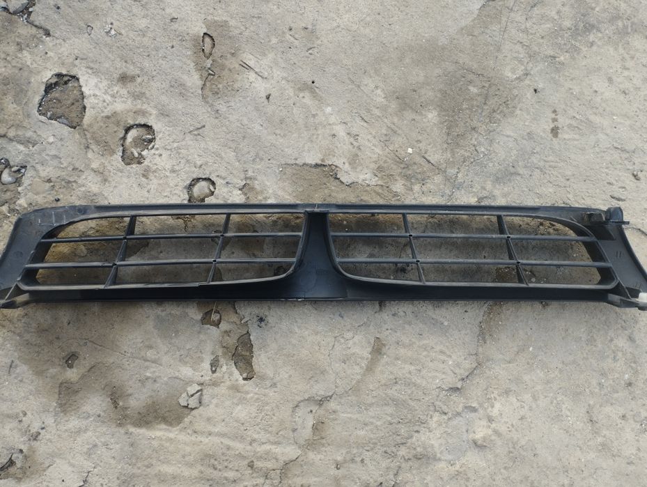 Решотка радиатора карина е