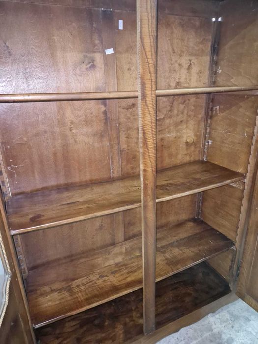 Елегантна дъбова трикрилна витрина