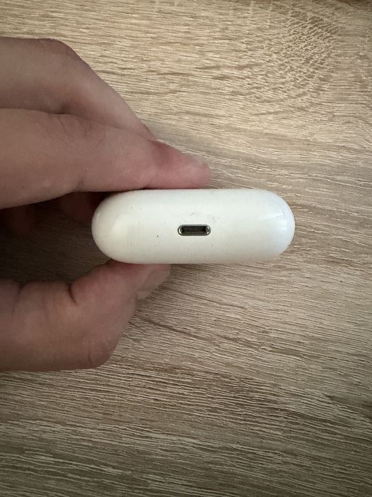 Ofer spre vanzare Airpods Pro gen 1