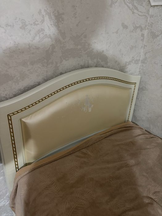 Продам кровать с матрасом,торг уместен