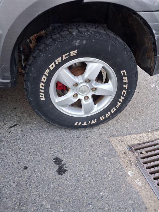 Vand 4 cauciucuri cu genti cu tot