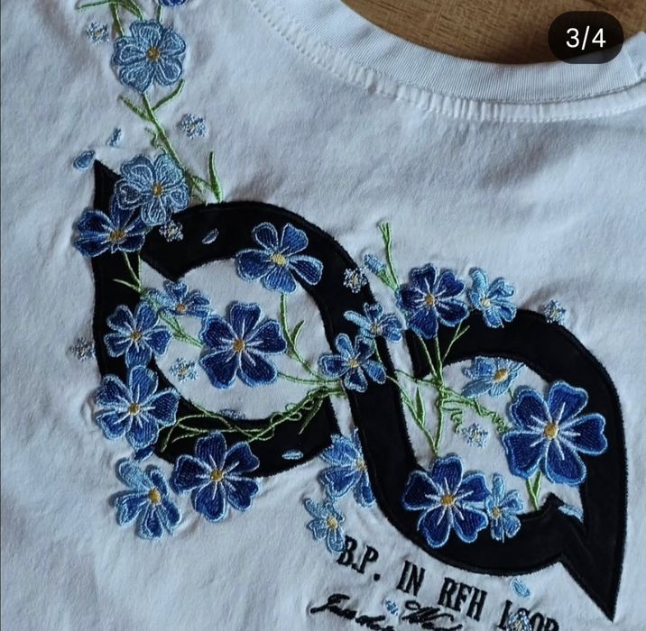 Тениска с бродирани цветя
